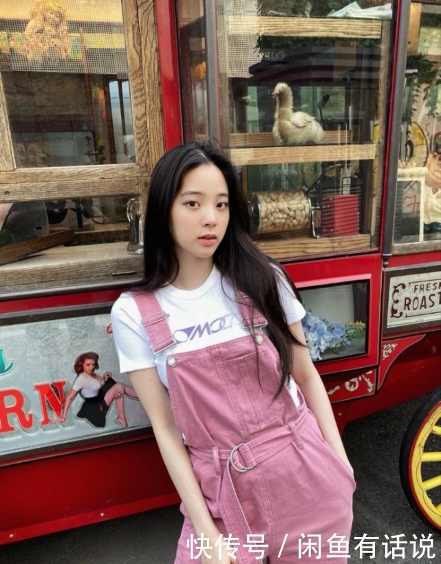 白t|马伊琍果然是清流，白T领口都变形成这样还穿，配背带裤还挺时髦