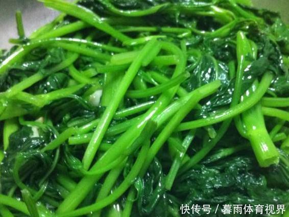 加上|不管炒什么青菜,下锅前加上这个食材,菜叶绿的发亮