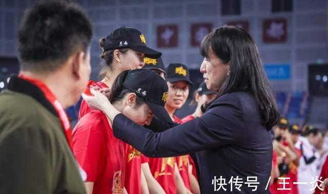朱婷|中国女排主帅悬念再起,52岁郎平副手释放关键信号,恭喜朱婷!