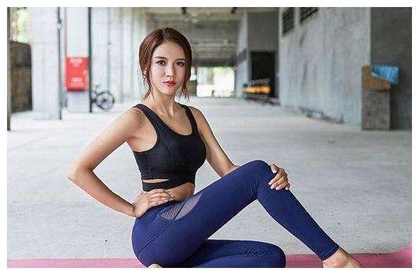 曼妙 紧身打底裤美女，尽显曼妙身姿，有着简约清新的气质