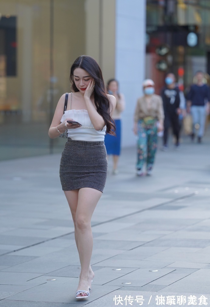 微胖 微胖女生的别致穿搭,细吊带搭配小短裙,气质胜人一筹