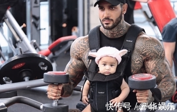 肌肉|195厘米的肌肉纹身男,看起来很凶,其实是带娃奶爸