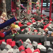 |搞笑GIF:有一个胖胖的女友,跷跷板都是无可奈何