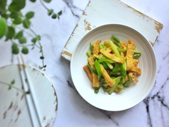 家常香辣芹菜豆腐菜，香辣开胃，营养美味，下饭还解馋