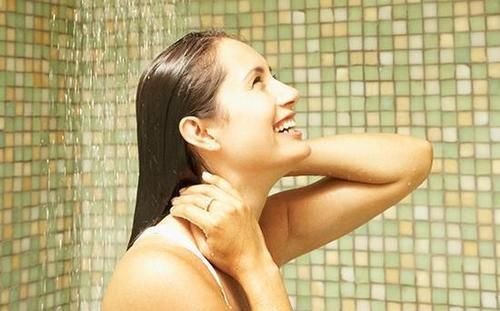 头发隔多久洗一次最好？很多人都做错了，难怪头发掉得越来越厉害