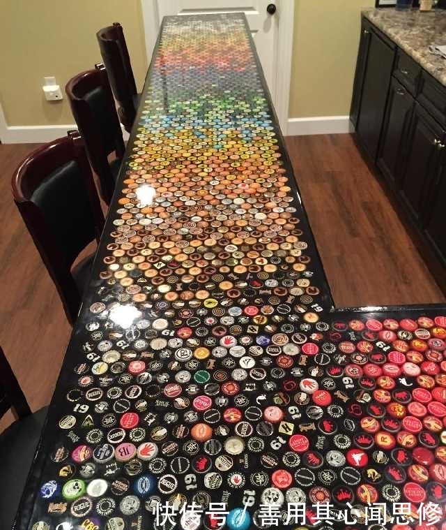 制作|直击男子五年攒下2530个瓶盖,制作了一个别致的吧台