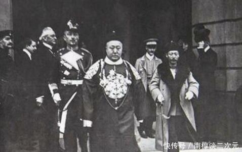 老爷|晚清罕见老照片:皇帝六叔肚大腰圆,老爷和1妻6妾合影!