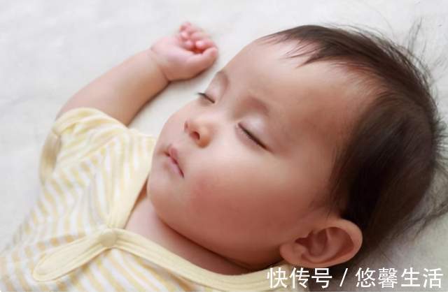 睡眠质量|“不靠谱”妈妈带娃午睡,不料先把自己哄着,孩子的小表情太暖心