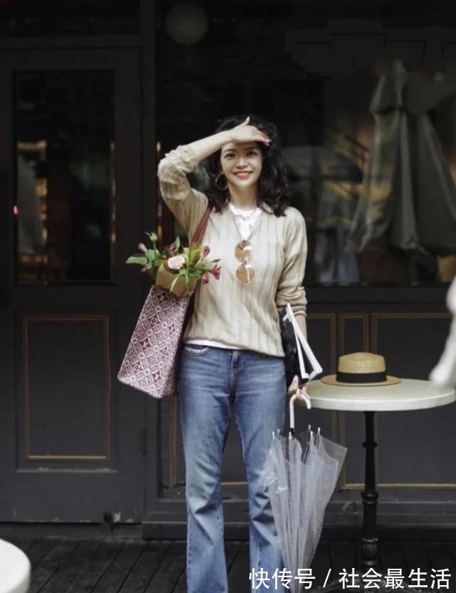 针织衫 一条牛仔裤的穿搭灵感中年女人记住这几个穿搭方法,时髦又气质!