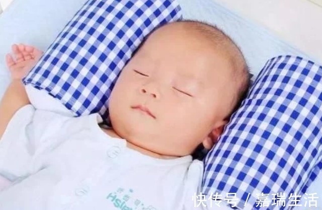 什么时候|宝宝什么时候可以“睡枕头”?有四个信号,家长要抓住