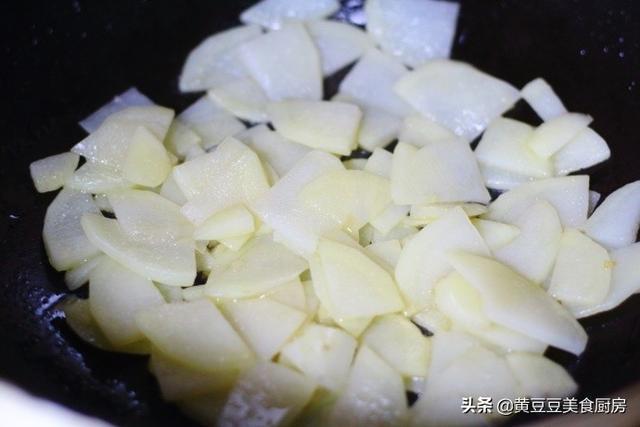 土豆别再炒土豆丝了，这种做法才是孩子最爱的，炒一盘都不够吃