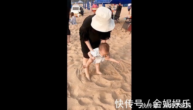 孩子|妈妈带宝宝来玩沙子,宝宝全程脚不沾地网友萌娃从小就有洁癖