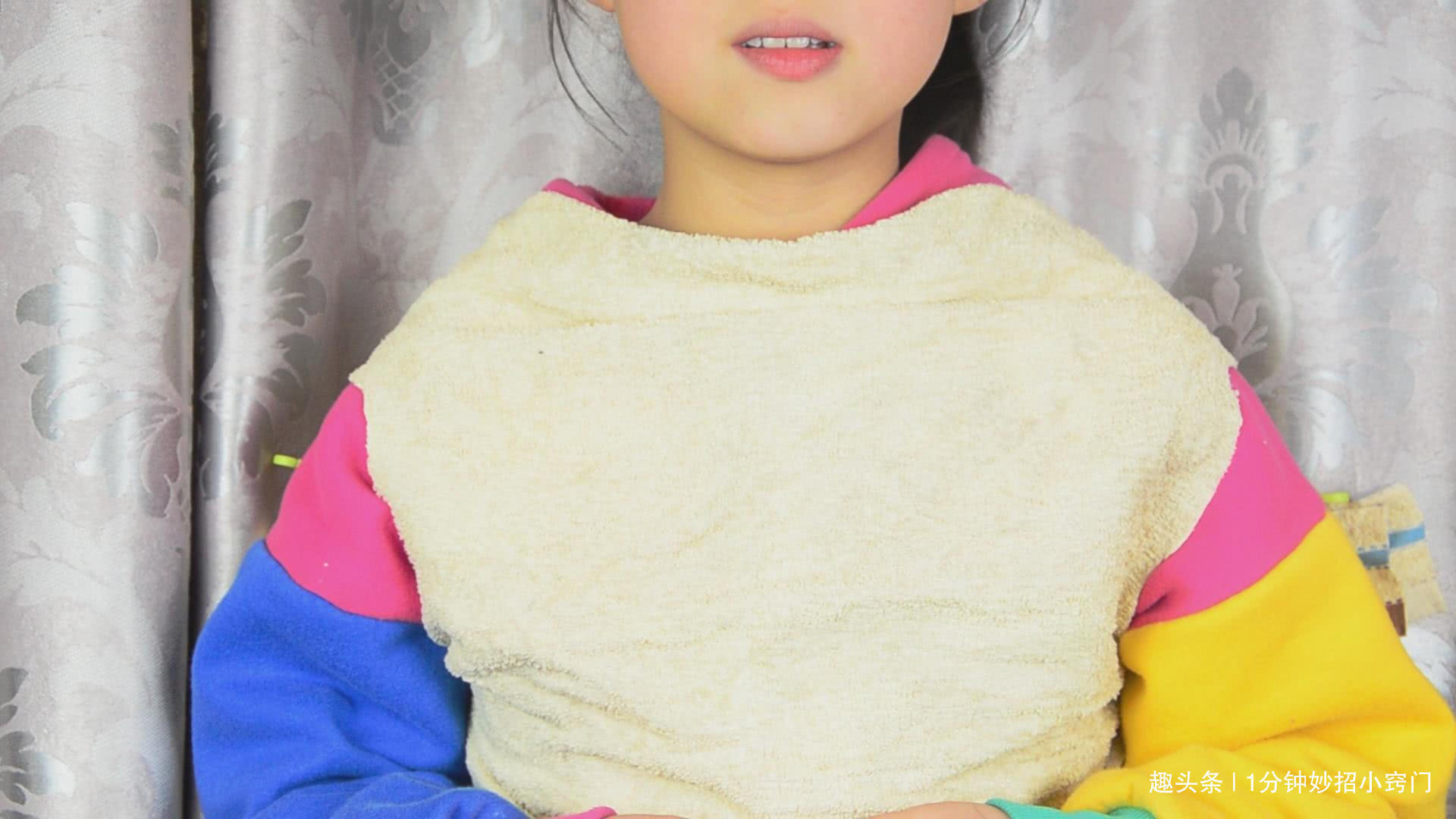 毛巾中间剪个洞,再也不用每天都洗衣服了,值得宝妈们学起来