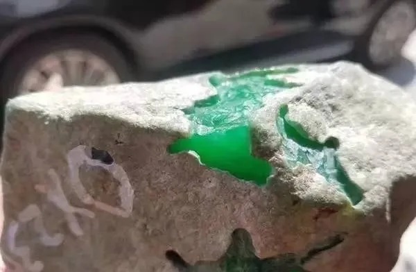 在翡翠界，有一个很好玩儿的事儿便是翡翠翡翠赌石