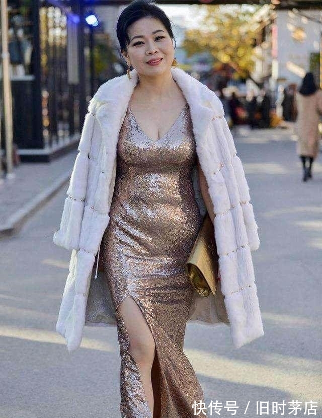 开叉裙|时尚辣妈穿开叉裙出街，女人味十足！