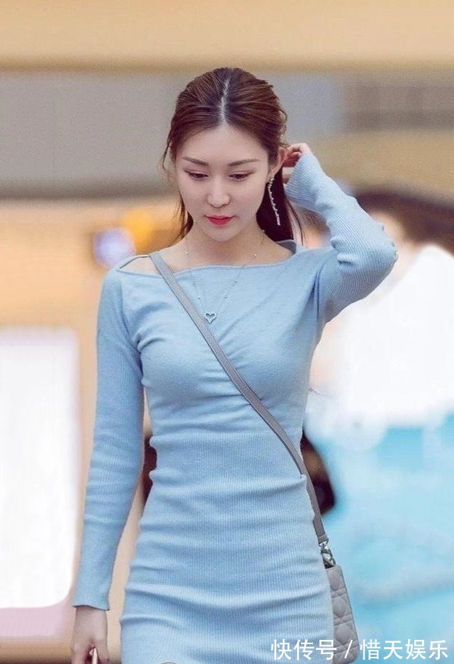 大方知性 一身浅蓝色长袖修身连衣裙穿搭,大方知性,尽显高雅迷人的气质