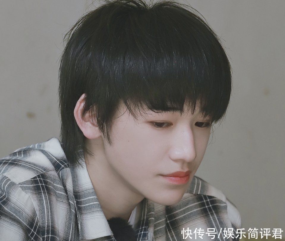 路透照|宋亚轩玩游戏好认真，拖鞋证明清白，却意外暴露自己的身高