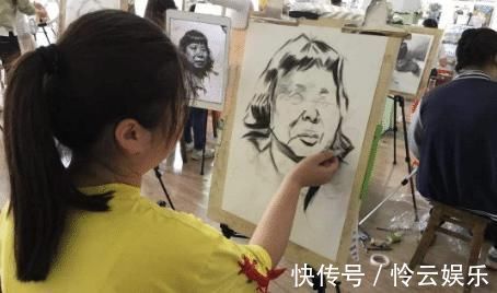 素描|美术模拟考“自画像”，原本是满分作品但看到考生，老师改成0分