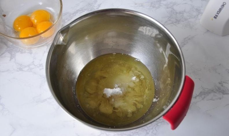 四个鸡蛋一碗面粉,做出妈妈爱吃的蜂蜜蛋糕,的确是小时候的味道