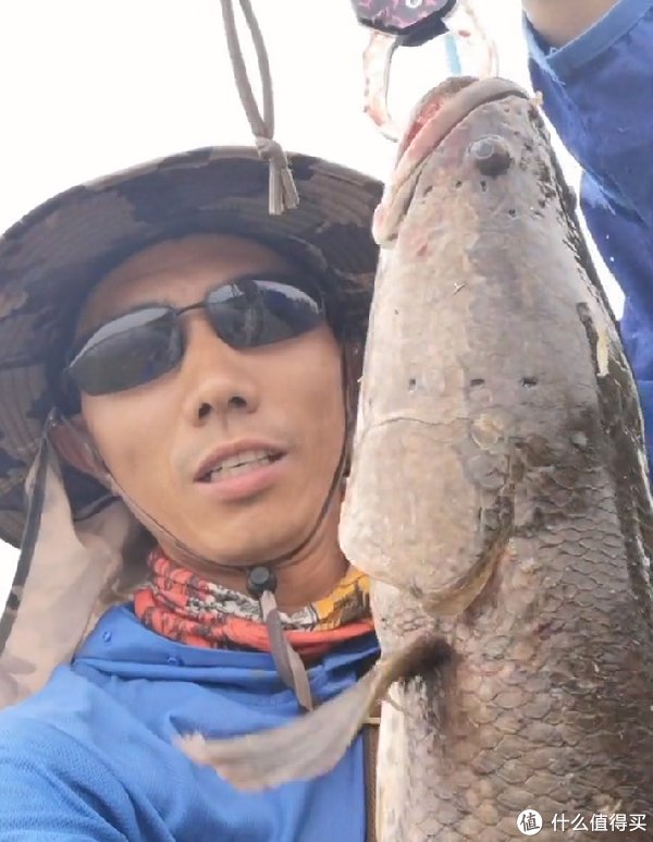博主|山东一水库黑鱼“成灾”，老板请人帮忙钓鱼，有人2小时连钓17条
