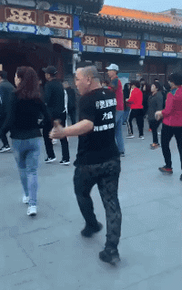 |搞笑GIF趣图:小朋友,拔河比赛呢,你怎么睡着了!