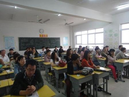 父母最好别穿着这样去开家长会,会让孩子觉得很难堪