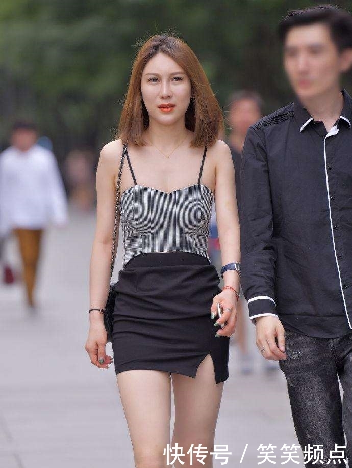 吊带|路人街拍,吊带上衣搭配短裙,性感的身材,你喜欢吗?