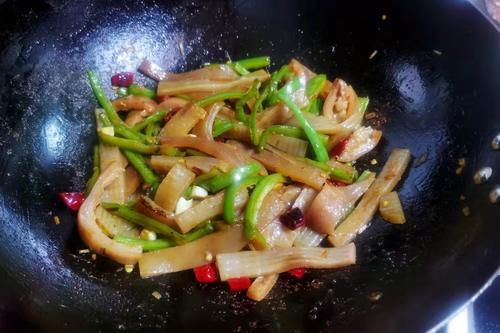 猪皮|秋季，吃鸡鸭鱼肉不如吃它，蛋白质含量极高，加料简单一炒，好吃