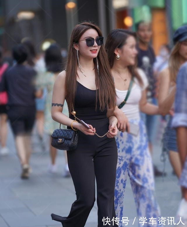 字裤 黑色吊带上衣和黑色裤子，拉长身高，感觉很棒！