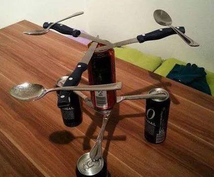 |幽默段子:第一次来男孩家,却把凳子坐烂了,中午饭看来不能吃了