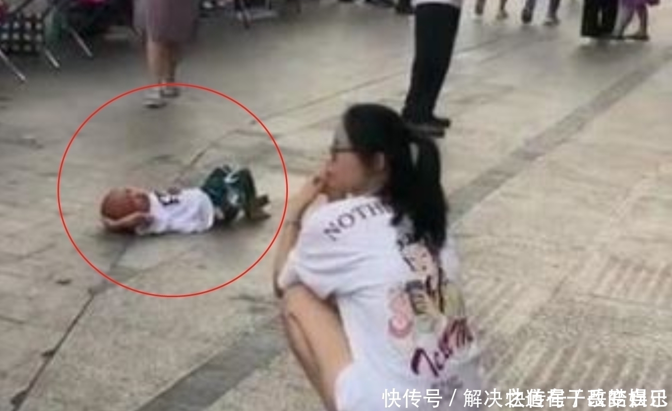 小区|女儿小区撒泼躺地，宝爸淡定看手机，对峙2小时，网友：都是狠人