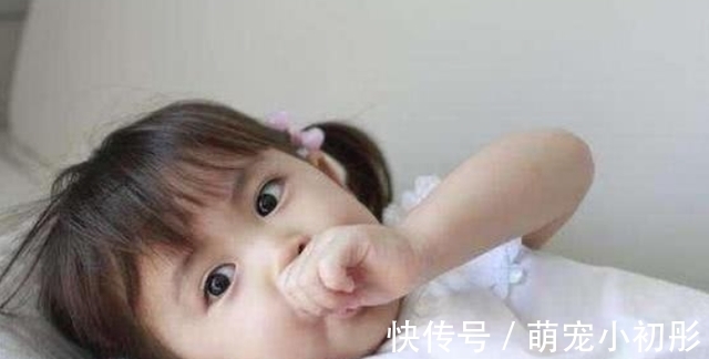 手眼|“啃手”与“不啃手”的宝宝,差别比想象中多,戒掉需注意方法