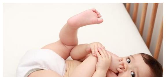 宝宝|宝宝啃自己的小脚丫,爸爸把脚伸过去,宝宝反应也太萌了
