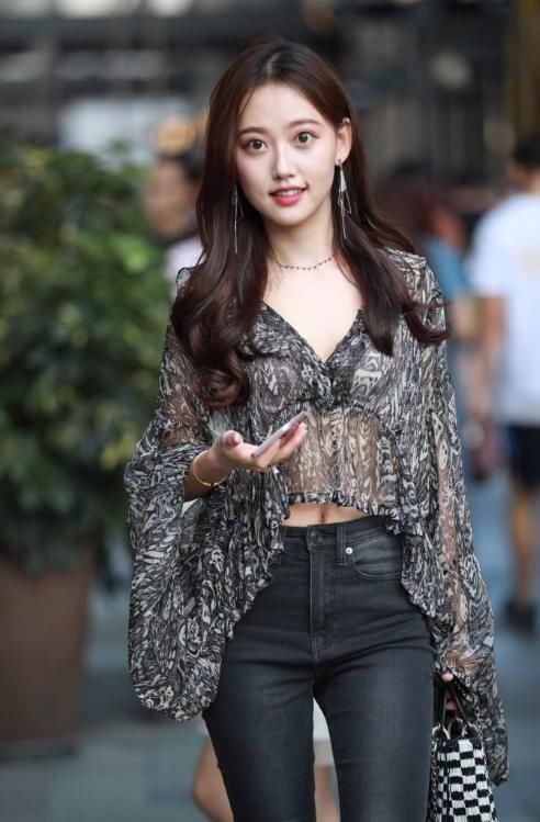 肤白貌美的小姐姐,甜甜一笑很动人,穿搭也很突出啦