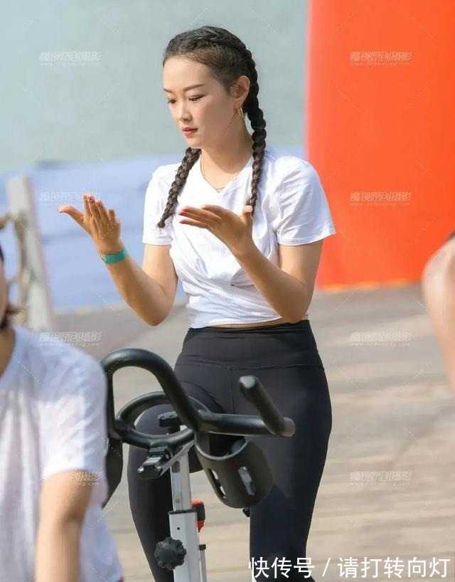 瑜伽裤|热爱运动的美女,户外参加运动,白T恤搭配瑜伽裤,给你清爽感觉!