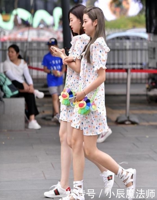 路人街拍,这一对闺蜜选择穿白色的连衣裙,充满时尚魅力