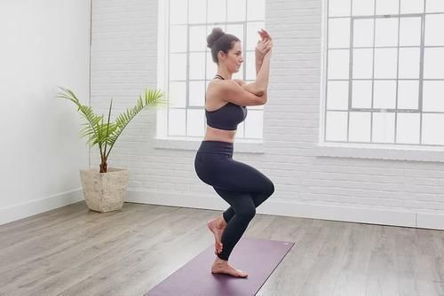 双臂|4个瑜伽动作,每天花30分钟练习,改善身体机能,50岁不显老