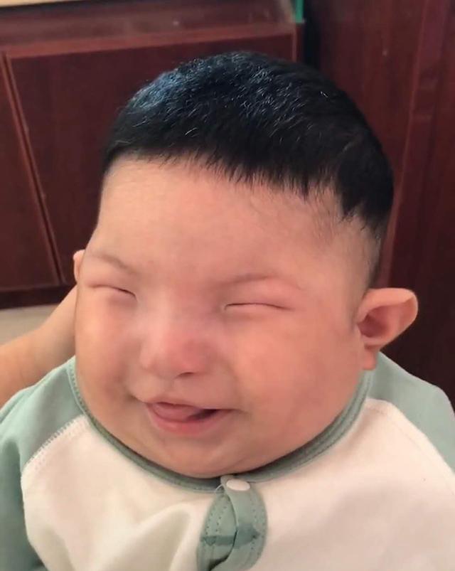 妈妈|妈妈吐槽宝宝长得像“胡巴”,晒出照片后,网友这是爸爸生的吧