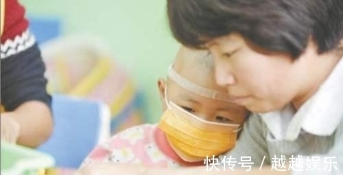 父亲|“谁有吃的,能给孩子吃点吗?”父亲无助的声音,让乘客坐不住了