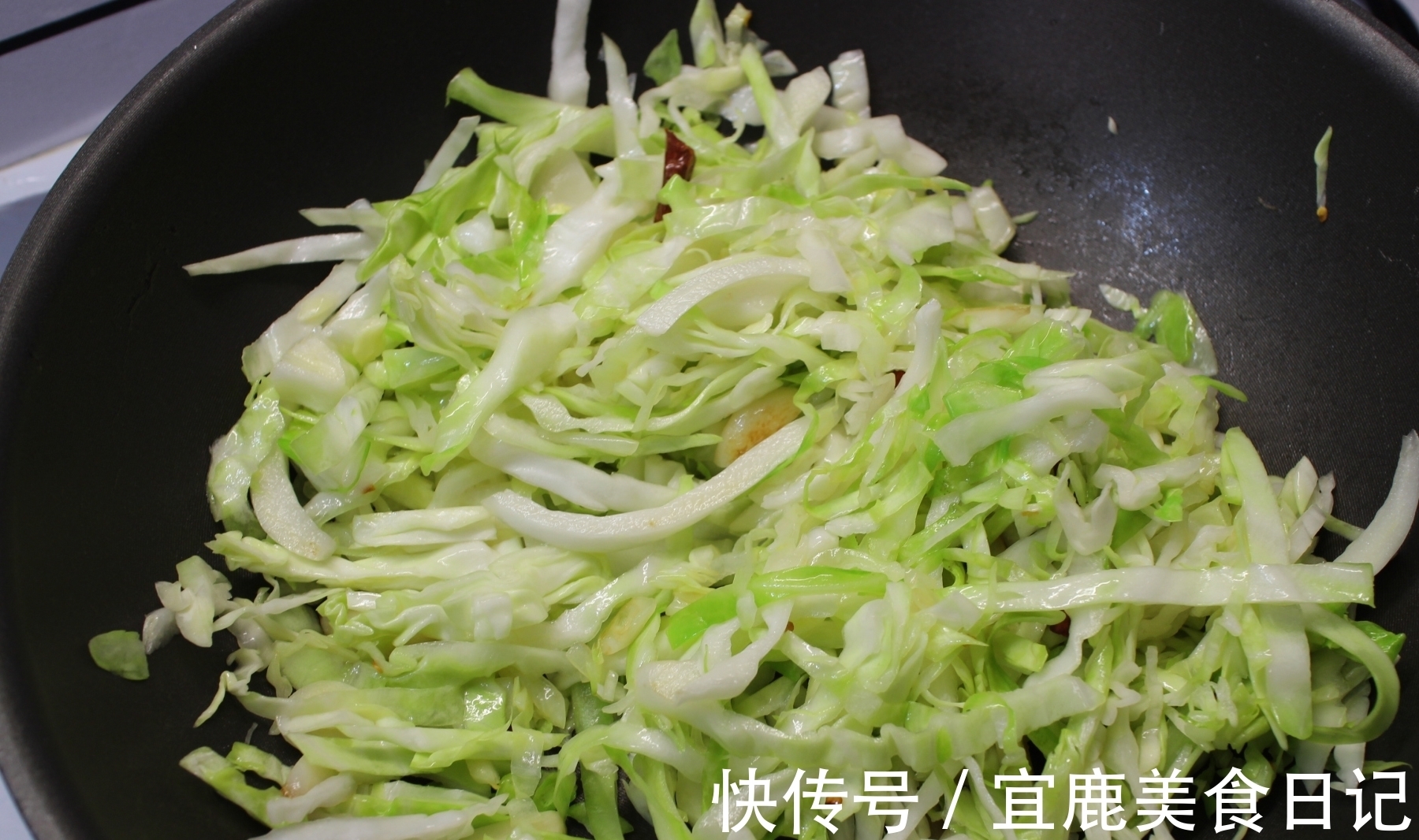 包菜炒粉丝|夏天，宁可不吃肉也要吃这菜，三两下炒一锅，不放肉却比肉香