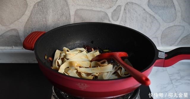 天越冷,这个菜在我家越受欢迎,辣味的豆皮炖起来