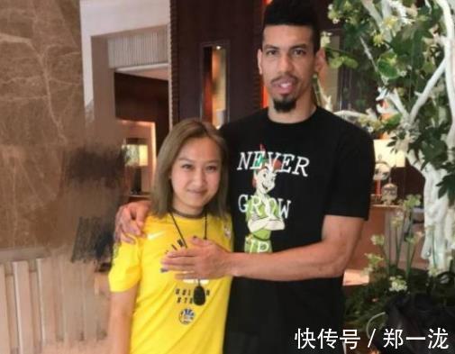 奥尼尔|NBA球星跟女粉丝合影都啥样?杜兰特显羞涩 詹皇有风度