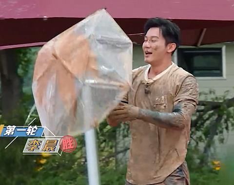 奔跑吧 李晨为baby撑起“泥巴伞”时,还记得她的反应怕是忘了有镜头吧