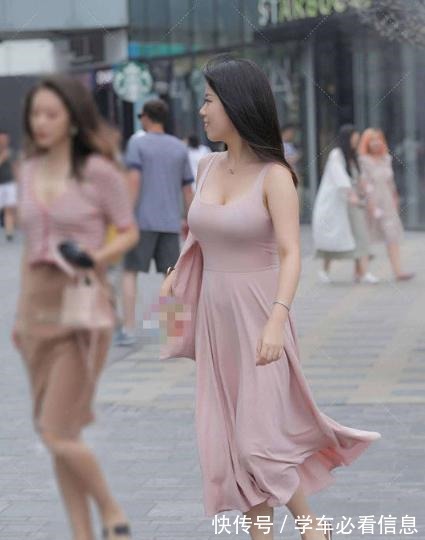 拖鞋 粉色连衣裙搭配白色拖鞋,楚楚动人,优美有气质!