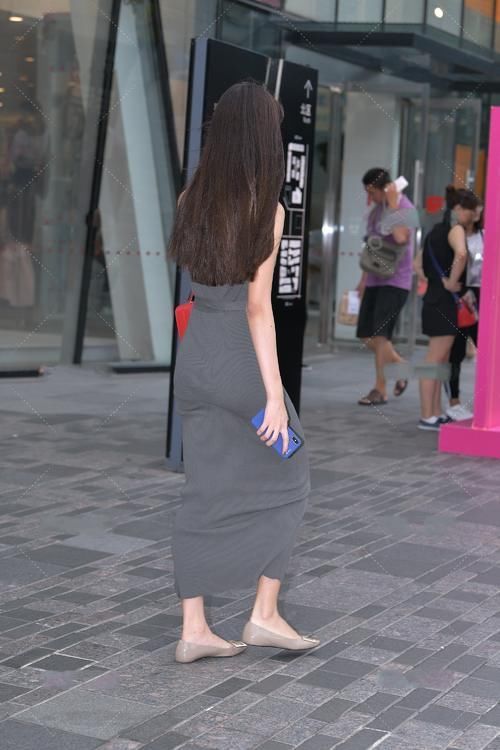 街拍美女：小姐姐穿灰色连体裙，大方时尚，简单得体