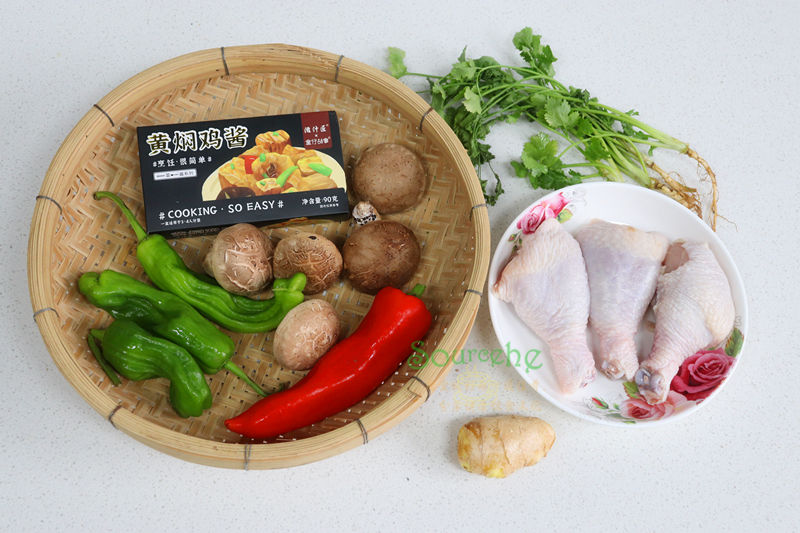  旺火煮沸|鸡肉和香菇天生一对，焖一焖，下酒又下饭，连菜汁拌饭都很香！