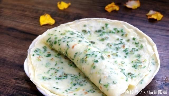 不用揉面,不用电饼铛,只要10分钟,轻松做出3张香葱薄饼,好吃