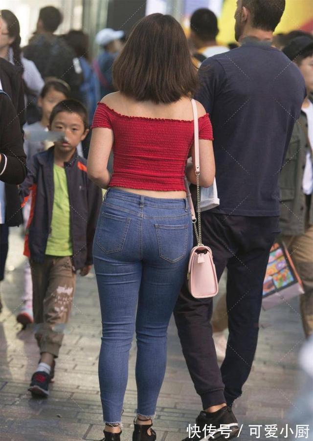 时尚 美女红色一字肩,搭配“浅蓝色牛仔裤”,简单又时尚的美丽穿搭