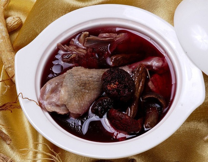 红蘑菇|珍奇蘑菇一斤1000多元，吃过的人只有2种，山里碰到捡点