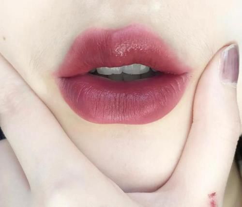 再有钱也别跟风这几只热门口红，谁涂谁丑！长得一般根本hold不住